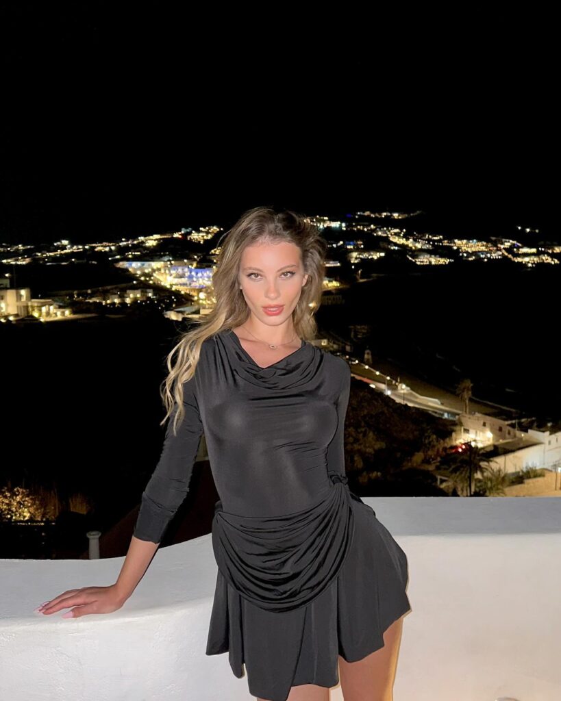 Photo by Άννα Μαρία Ηλιάδου on August 09 2024. May be an image of 1 person blonde hair dress miniskirt and night