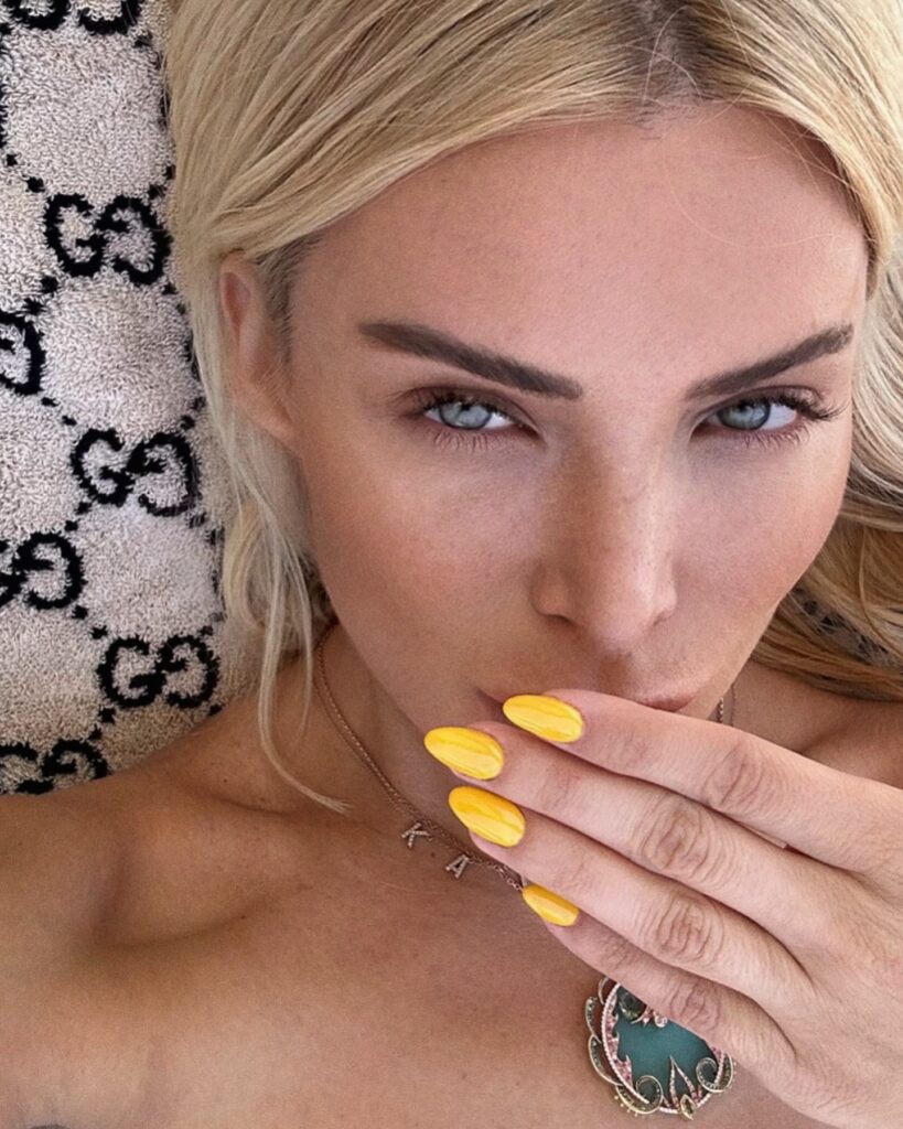 Photo shared by Katerina Kainourgiou Official on August 01 2024 tagging @lechatnailsgreece. May be an image of 1 person blonde hair fingernails and makeup