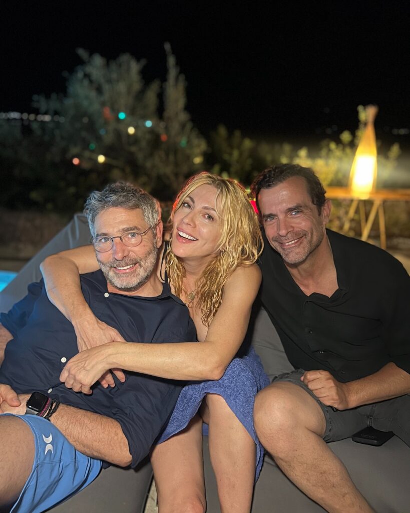 Photo shared by Smaragda Karydi on August 10 2024 tagging @atheridis thodoris official and @constantinemarkoulakisofficial. May be an image of 2 people people smiling outdoors and night